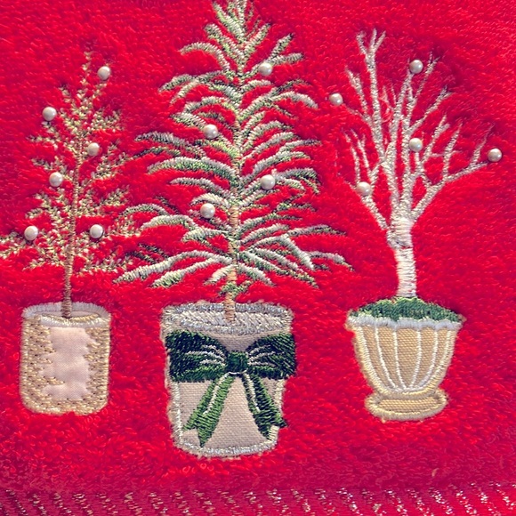 🎄Beautiful Christmas Embroidered Red Hand Towels 2 - Pack NWT ‼️ - Picture 6 of 10